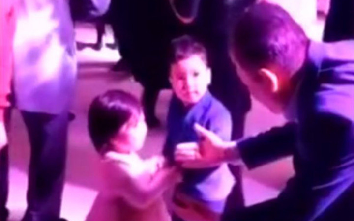 Düğünde dans ettiği kızı bırakmak istemedi kızın babasına bakın ne yaptı