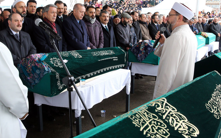 Kartal'da çöken binada ölen aynı aileden 9 kişiye veda