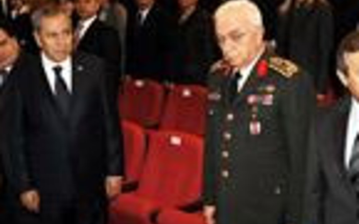 Törenlere damga vuran kareler!