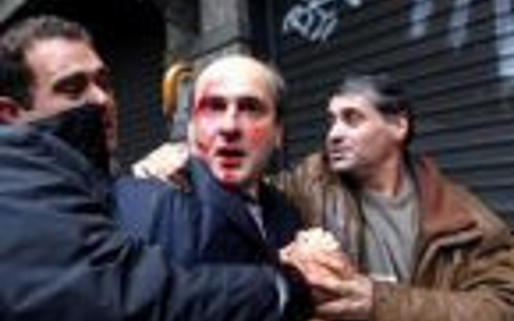 Yunanistan'da bakanı bile dövdüler