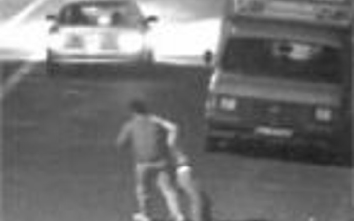 Genç kızı böyle sürükledi