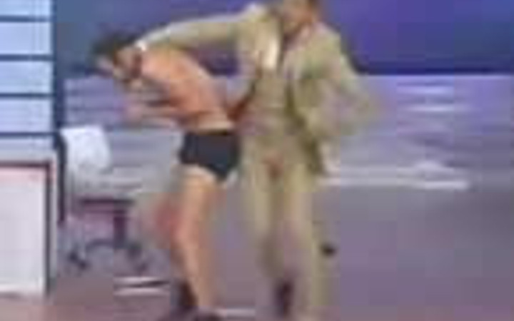 Sunucu yarışmacıyı böyle dövdü.