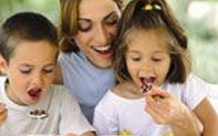 Çocuklara bu yöntemlerle yemek yedirin!