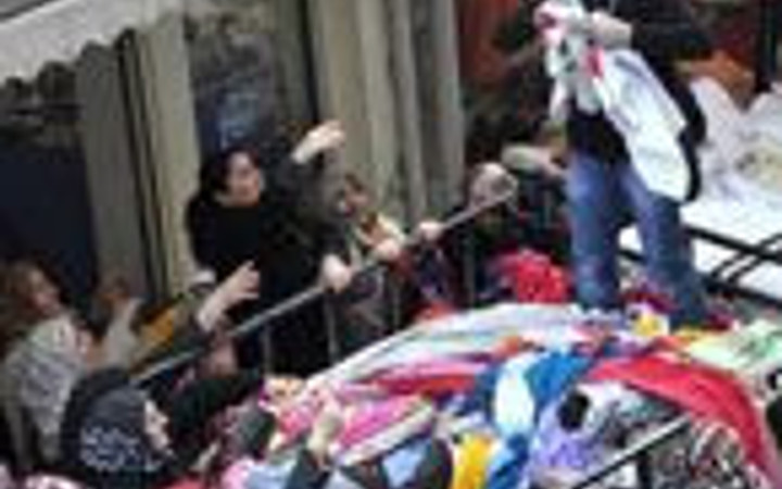 1 liralık çarşaf için birbirlerini paraladılar