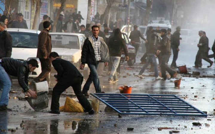 Diyarbakır'da BDP'lilere polis müdahalesi 