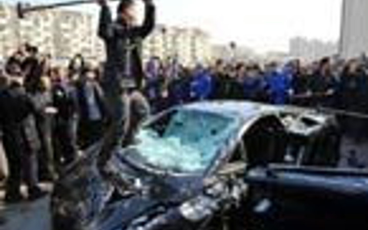 Milyon dolarlık arabayı parçaladı