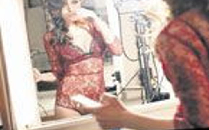 Yeşilçay'ın bu pozları çok konuşulacak!