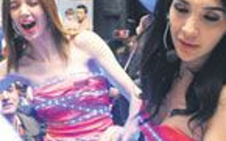 Ünlü manken tanıtımda böyle tacize uğradı!