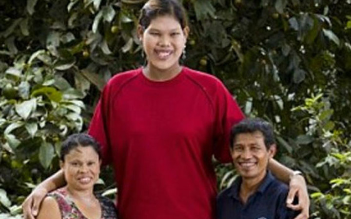 2 metre 10 santimlik dev kız