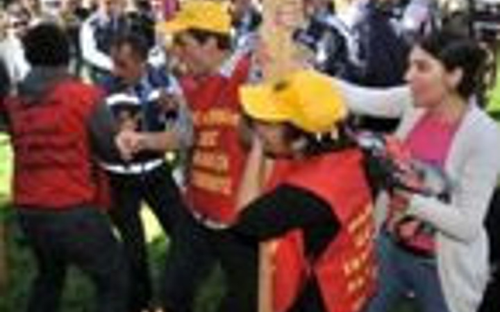 Öğrenciler yerlerde sürüklendi