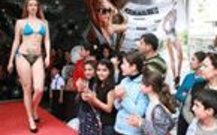 Sokaktaki bikini defilesine yoğun ilgi!