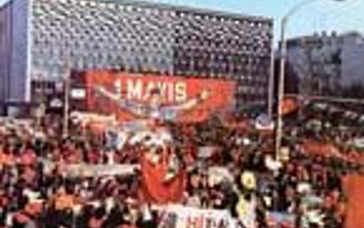 Tarihi pankart yine aynı yerde!