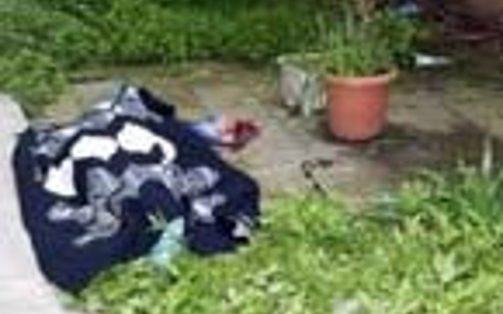 Çerçeve ile aşağı düştü ve can verdi