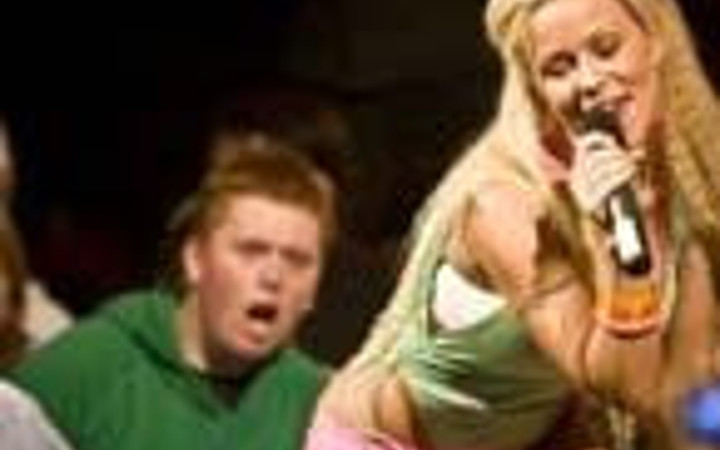 Çaktırmadan bakmak istediler ama...