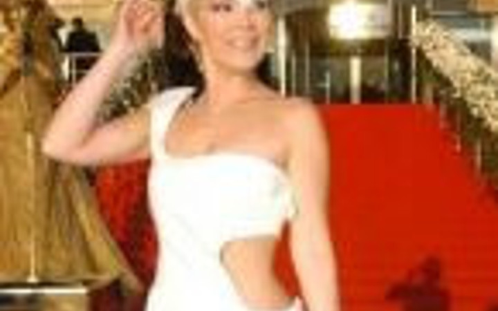 Cesur kıyafeti ile dikkatleri üzerine çekti!