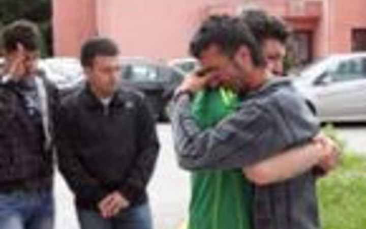 Bir kız yüzünden boğazını kesti!