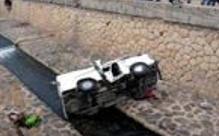 Virajı alamadı dereye uçtu