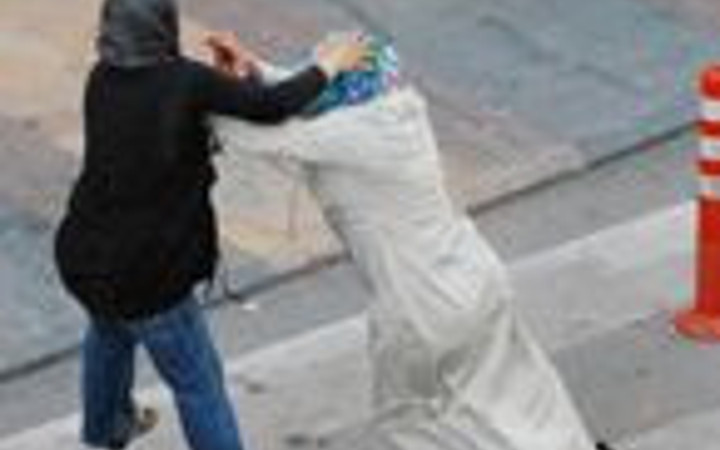 Saç saça baş başa kavga ettiler