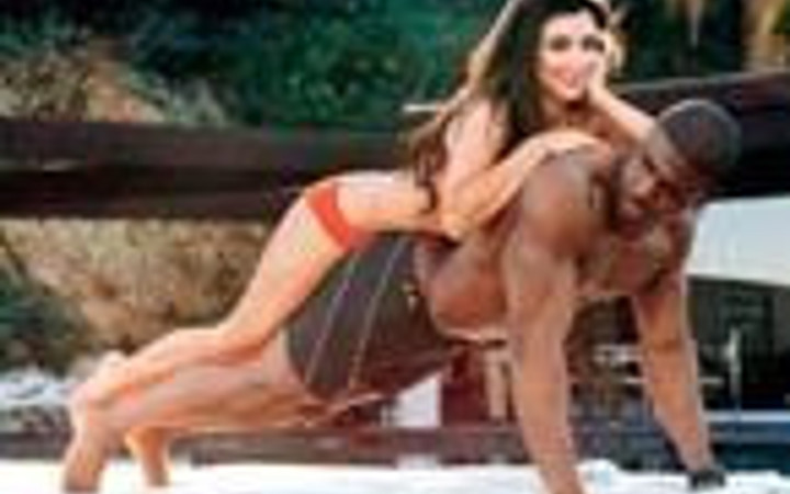 Kim Kardashian vücuduyla cevap verdi