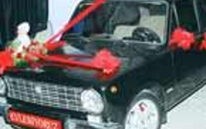 Ünlü oyuncu düğününe bu arabayla geldi