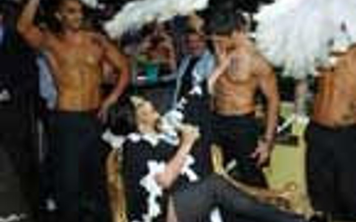 Diva'dan derin bacak dekoltesi!