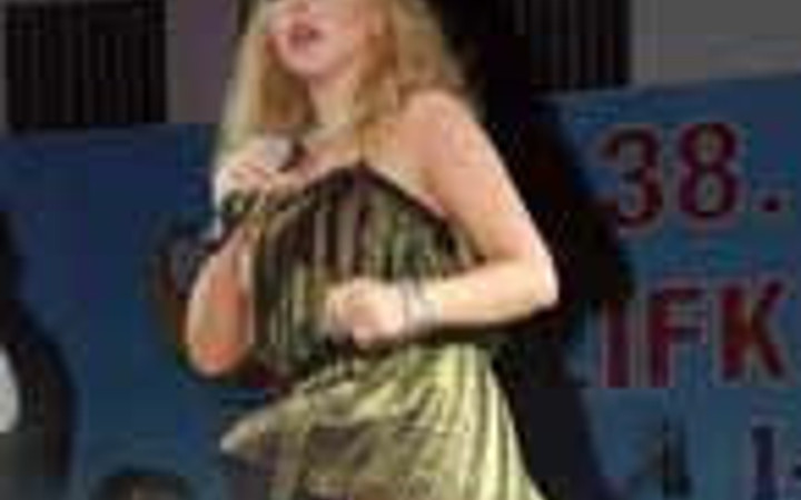 Hadise mini şovu ile yürek hoplattı