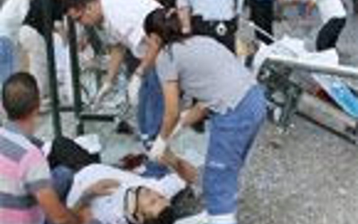 Otomobil otobüs durağına daldı