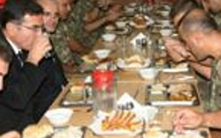 Çatışmadan dönen askerlerle iftar yaptı