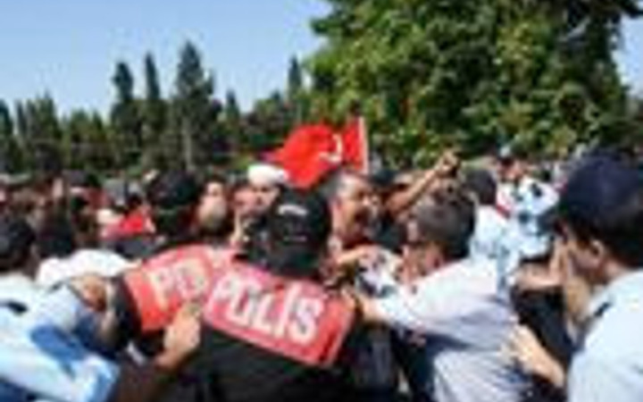 Şehit anmasına yürüyüş gerginliği