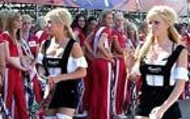 Çaktırmadan bakarken yakalandılar