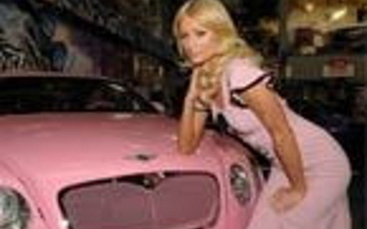Paris Hilton pes pembe oldu!