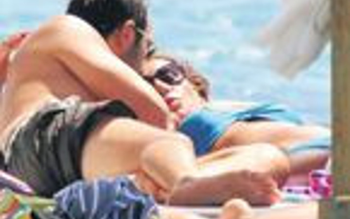 Asena sevgilisi ile sarmaş dolaş!