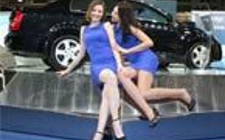 Mankenler otomobil fuarına gidince...