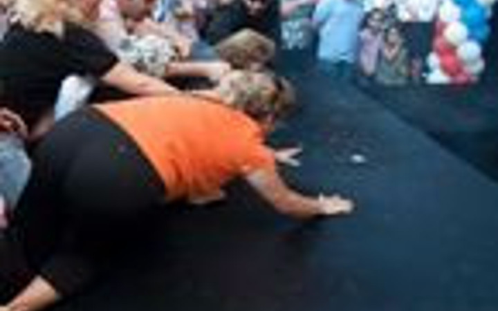 Bedava altın için yerlerde süründüler