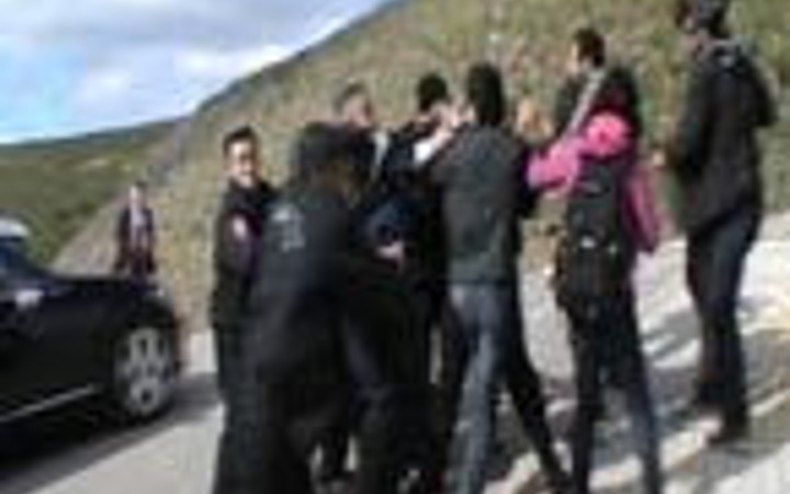 Bakan sanıp Vali'ye yumurta attılar!