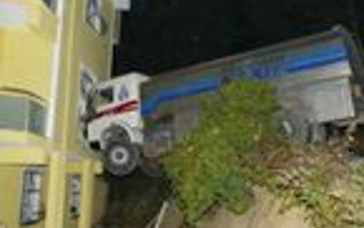 Hızını alamayınca yatak odasına daldı