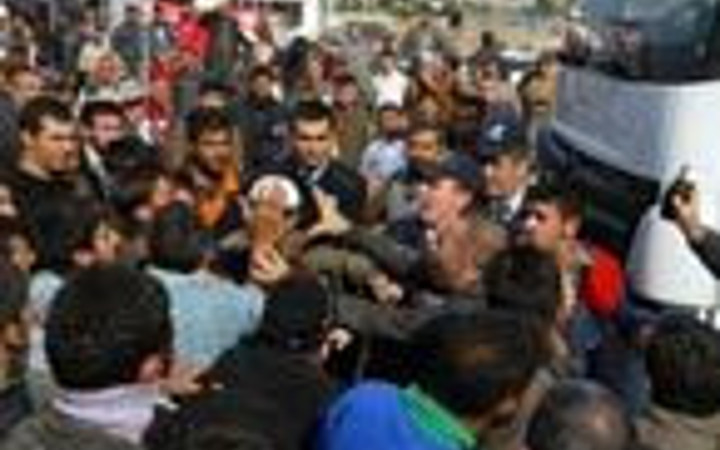 Anguslara kızdılar, E-5'i kapattılar!