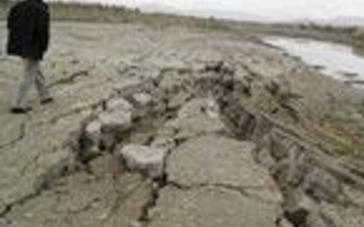 Van Gölü kıyısında korkunç yarıklar