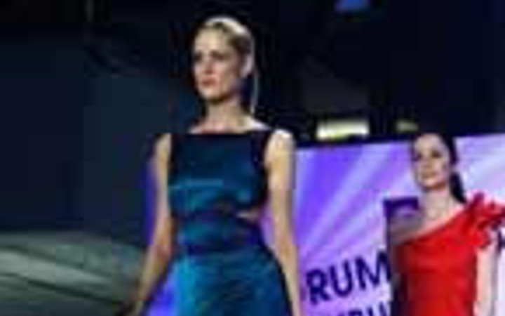 Caroline podyumda fırtına gibi esti