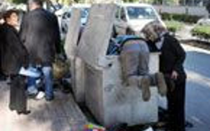 Çöpteki ayakkabılara böyle hücum ettiler