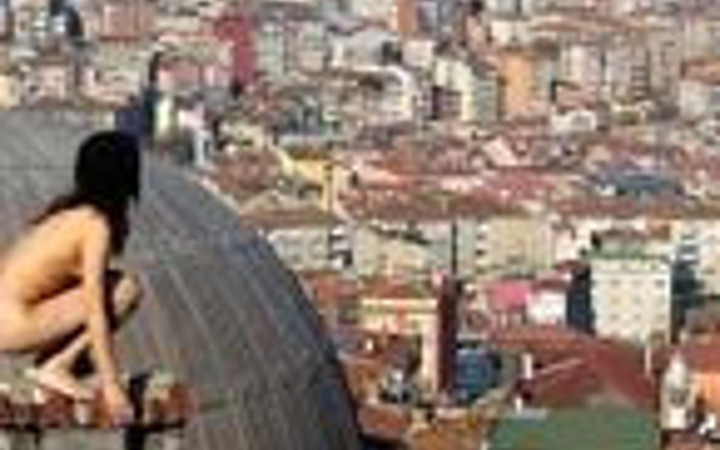 Yine çırılçıplak soyundu