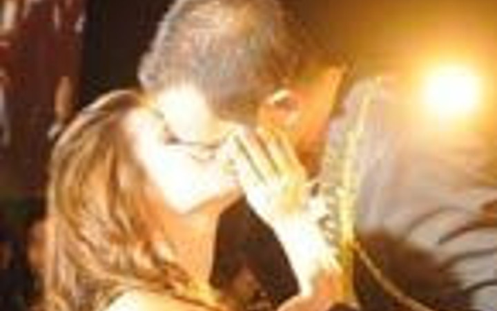 Kameralara aldırmadan böyle öpüştü