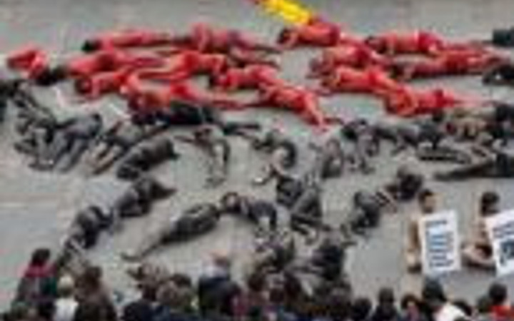 Boğa Güreşine karşı soyundular!