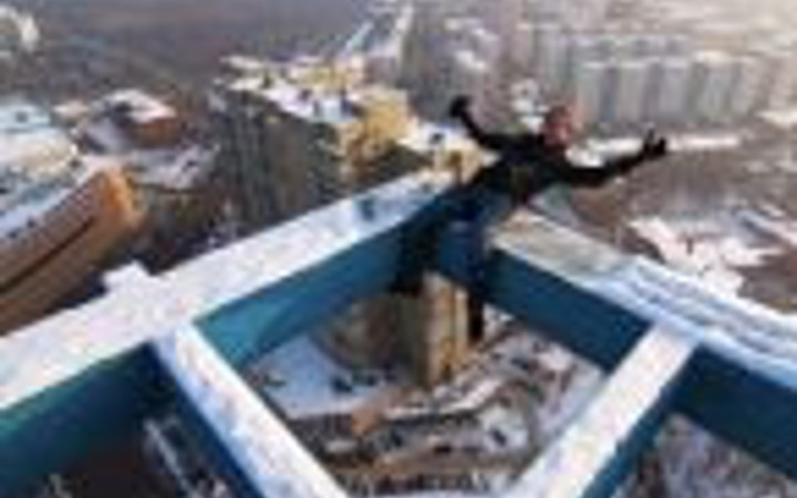 Ölüme meydan okuyor