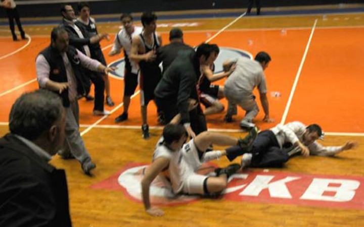 Maç bitti, salon fena karıştı