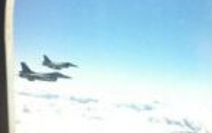 Gül'ü savaş uçakları karşıladı!