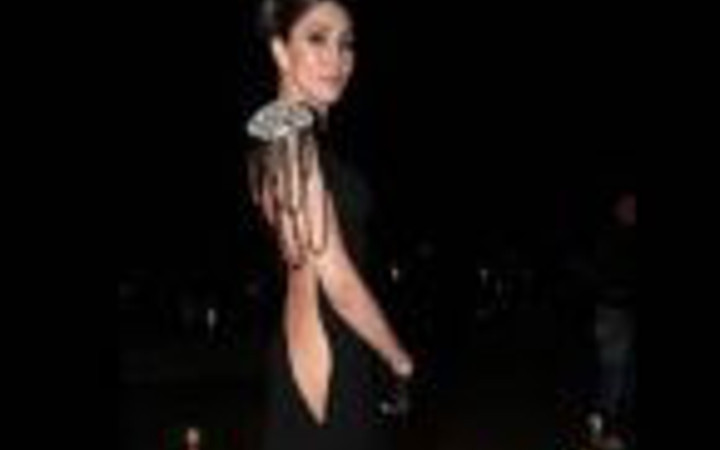 Ödül gecesine bu dekolte damga vurdu