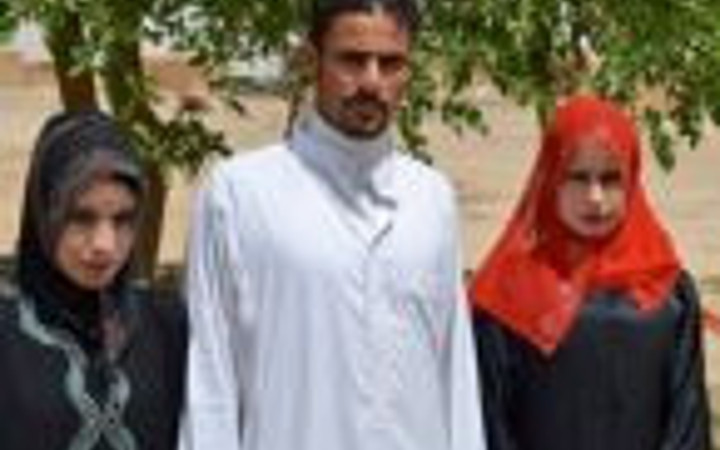 Bir  düğünle 2 kadınla evlendi!