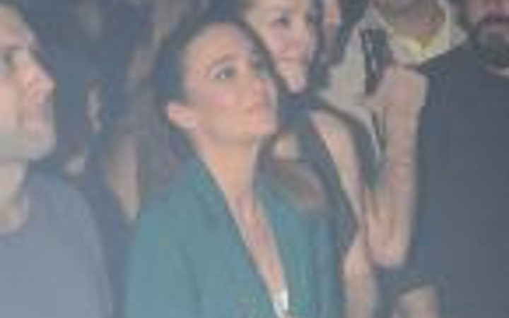 Sahnedeki sevgilisini böyle izledi