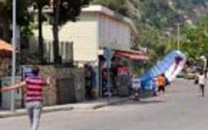 Paraşütüyle markete düştü!